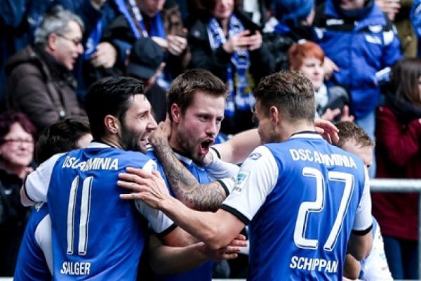 doi-bong-arminia-bielefeld-3